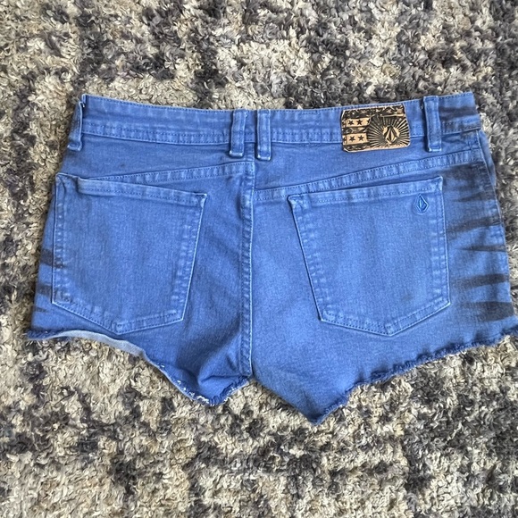 Woman's Volcom blue cutoff short shorts.
Size 9
Inseam 2 inches
#volcom - Picture 4 of 9